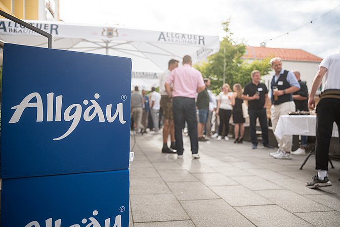 Der blaue Allgäuwürfel verbindet alle MArkenpartner - nicht nur auf Veranstalungen