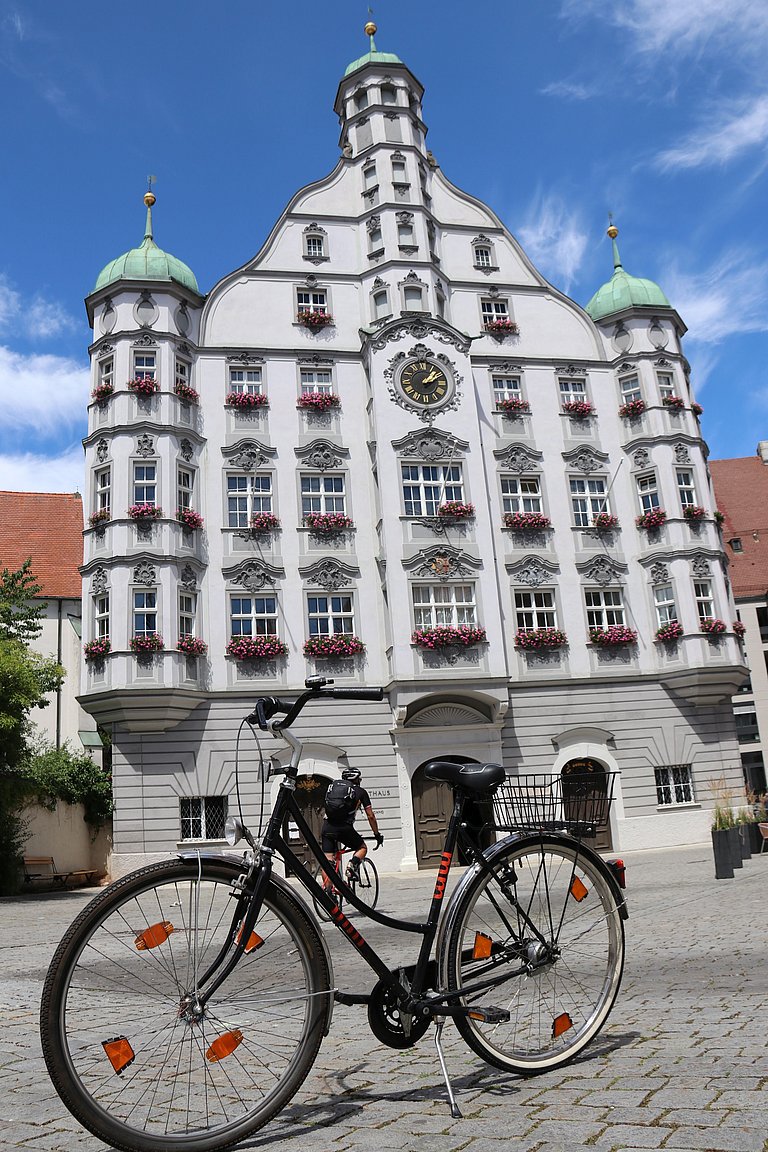 Ein Fahrrad steht vor dem Memminger Rathaus