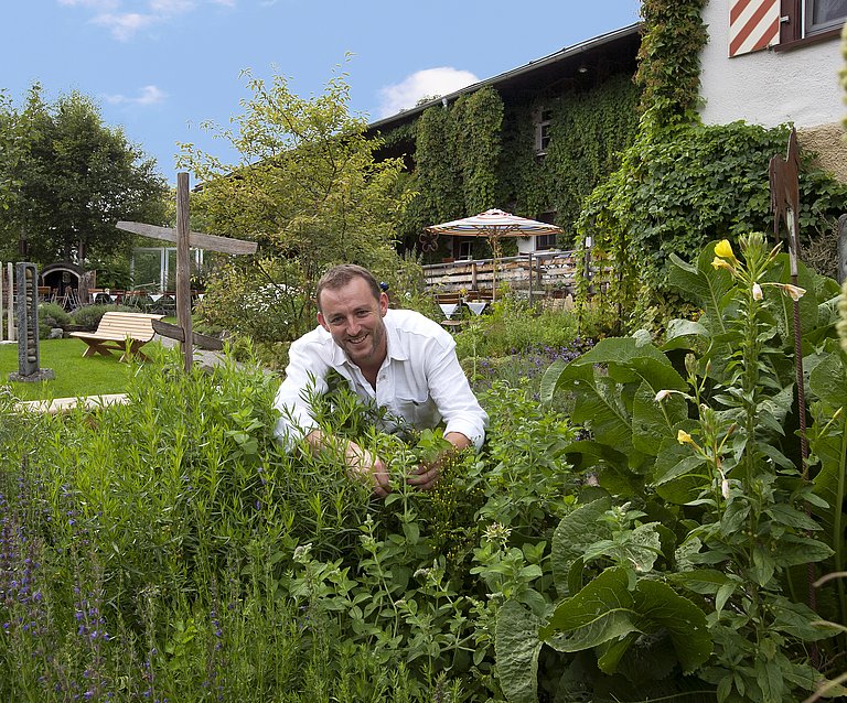 Axel Kulmus im Kräutergarten