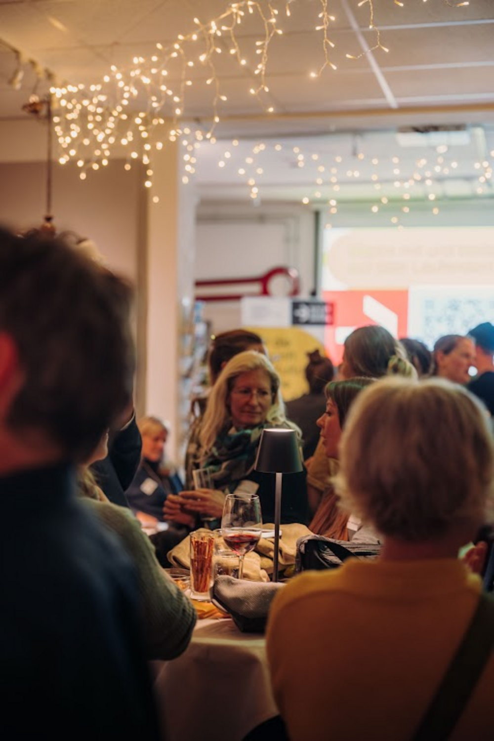 Menschen in Gesprächen auf Kulturveranstaltung Menschen in Gesprächen auf Kulturveranstaltung