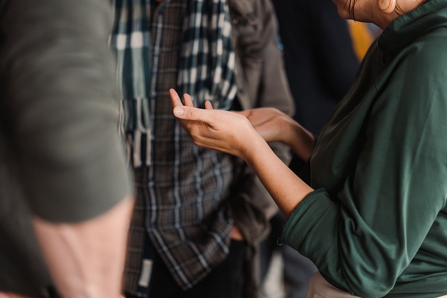 Menschen beim Unterhalten, gestikulierende Hände