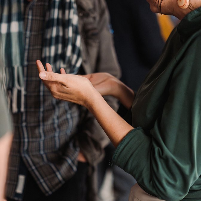 Menschen beim Unterhalten, gestikulierende Hände Menschen beim Unterhalten, gestikulierende Hände