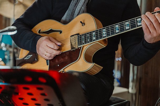 Close-up von Gitarre des Allgäu-Jazz-Quintetts