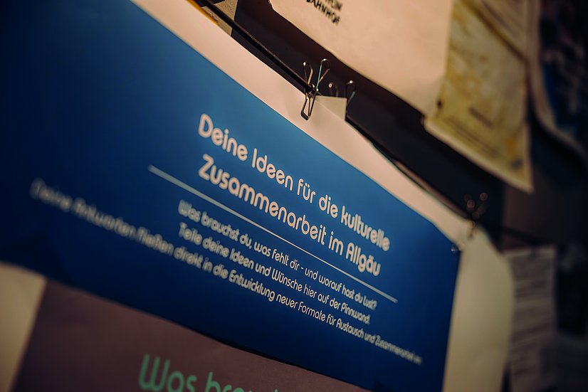 Zettel, der nach Ideen für kulturelle Zusammenarbeit im Allgäu fragt