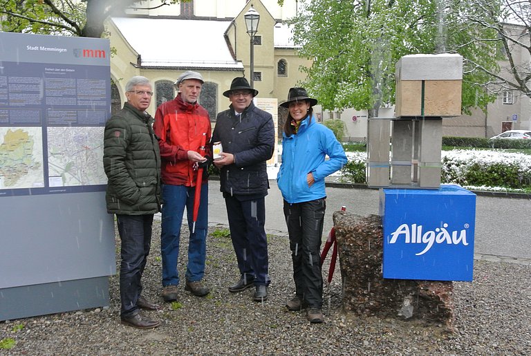 von links: Bernhard Joachim, Allgäu GmbH; Michael Sänger, Hrsg Wandermagazin; Manfred Schilder, Oberbürgermeister Stadt Memmingen; Christa Fredlmeier, Projektleiterin Wandertrilogie