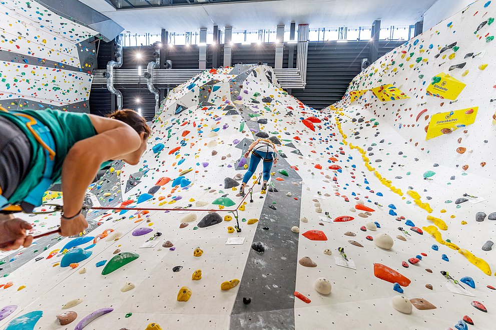 Zwei Frauen beim Klettern in der Kletterhalle
