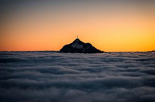 Die Bergspitze des Grünen ragt aus dem Nebelmeer hervor Die Bergspitze des Grünen ragt aus dem Nebelmeer hervor