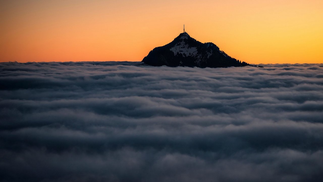 Die Bergspitze des Grünen ragt aus dem Nebelmeer hervor