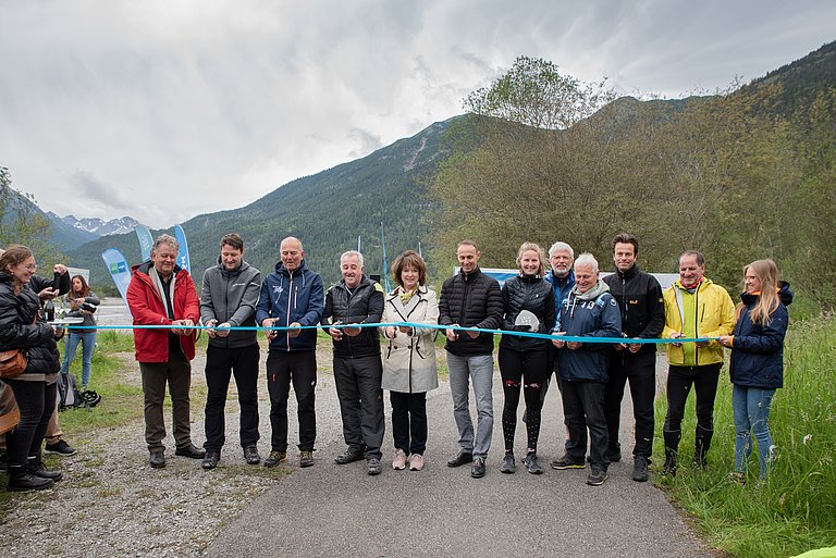 Projektträger Lechradweg: Obmann Lechtal Tourismus, Norbert Obwegeser, Ronald Petrini Geschäftsführer Naturparkregion Reutte, Michael Kohler Geschäftsführer Lechtal Tourismus, Bürgermeister Forchach Karl Heinz Weirather, Maria Rita Zinnecker Vorsitzende TVABs und Landrätin Ostallgäu, Günter Salchner Bgm Reutte , Anke Hainzinger Allgäu GmbH, Bernhard Joachim Allgäu GmbH, Wolfgang Taffertshofer stelv. Landrat Weilheim-Schongau, Rainer Mahl Landkreis Landsberg, Andreas Schmid Tourismusverband Pfaffenwinkel