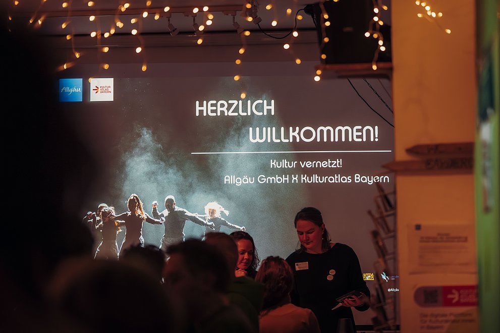 Blick zur Bühne bei Kulturveranstaltung Blick zur Bühne bei Kulturveranstaltung