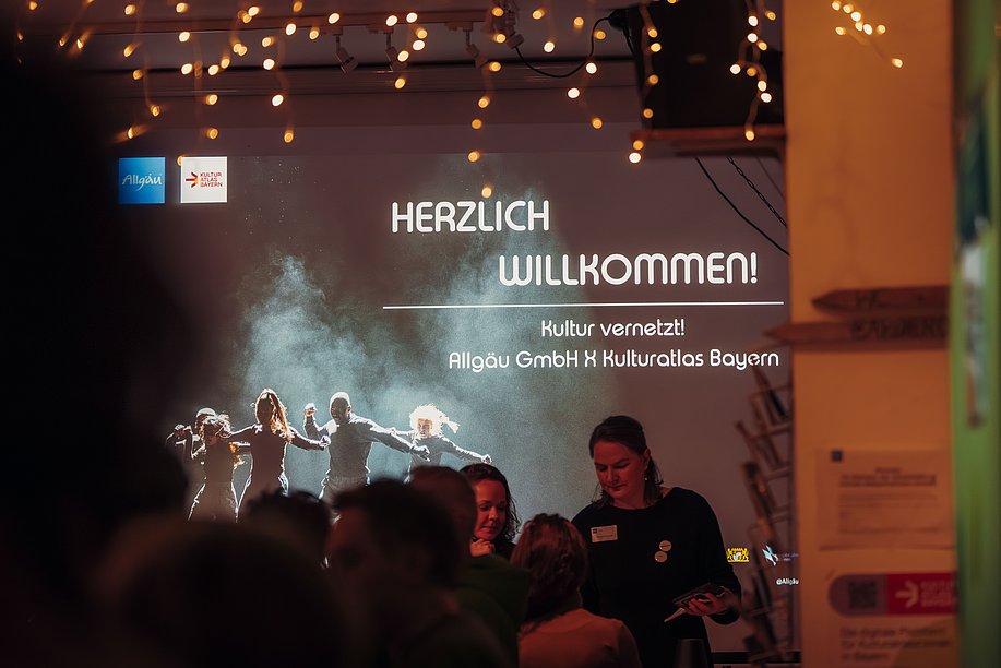 Blick zur Bühne bei Kulturveranstaltung Blick zur Bühne bei Kulturveranstaltung