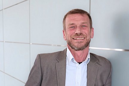 Portrait von Reinhard Kühn, Weiterbildungsinitiator bei der Augsburger Volkshochschule 