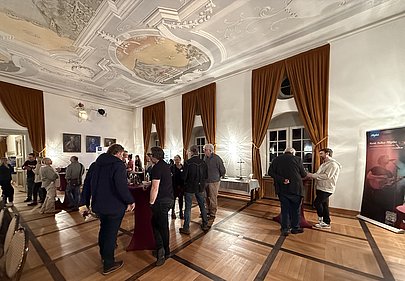 Gäste des 4. Allgäuer KulturPlausch beim Netzwerken im Schlosssaal im Immenstadt