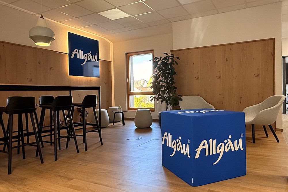 Worldcafe mit Tischen, Stühlen und Allgäu-Würfel im Allgäu Hub