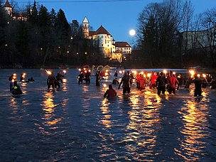 Fackelschwimmen mit Einstieg in den Lech
