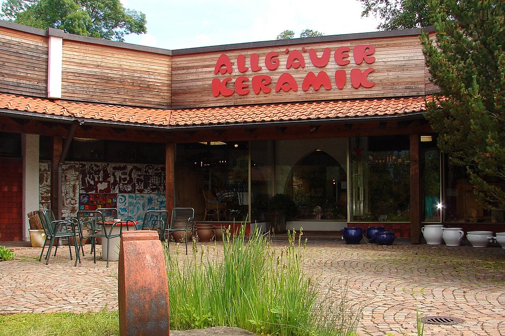 Hof vor der Allgäuer Keramik in Altstädten Hof vor der Allgäuer Keramik in Altstädten