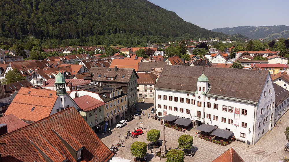 Luftaufnahme der Stadt Immenstadt mit Fokus auf dem Stadtschloss Immenstadt und dem Platzes davor