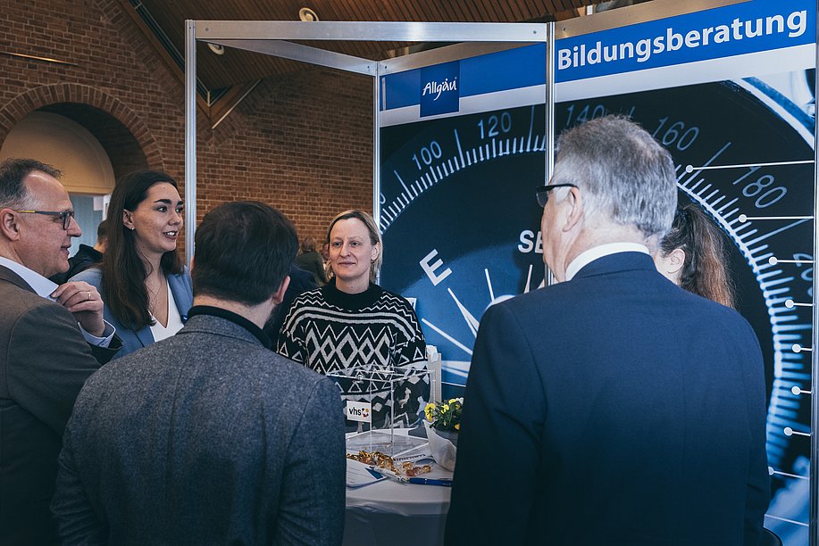 Eine Gruppe Menschen netzwerkt auf der FreiraumMesse. 