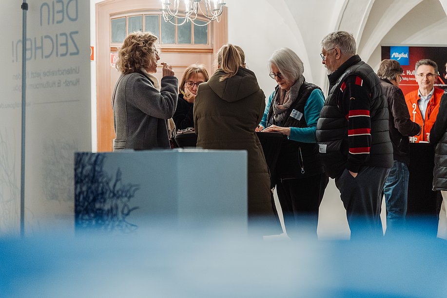 Besucher unterhalten sich auf dem 2. Allgäuer KulturPlausch