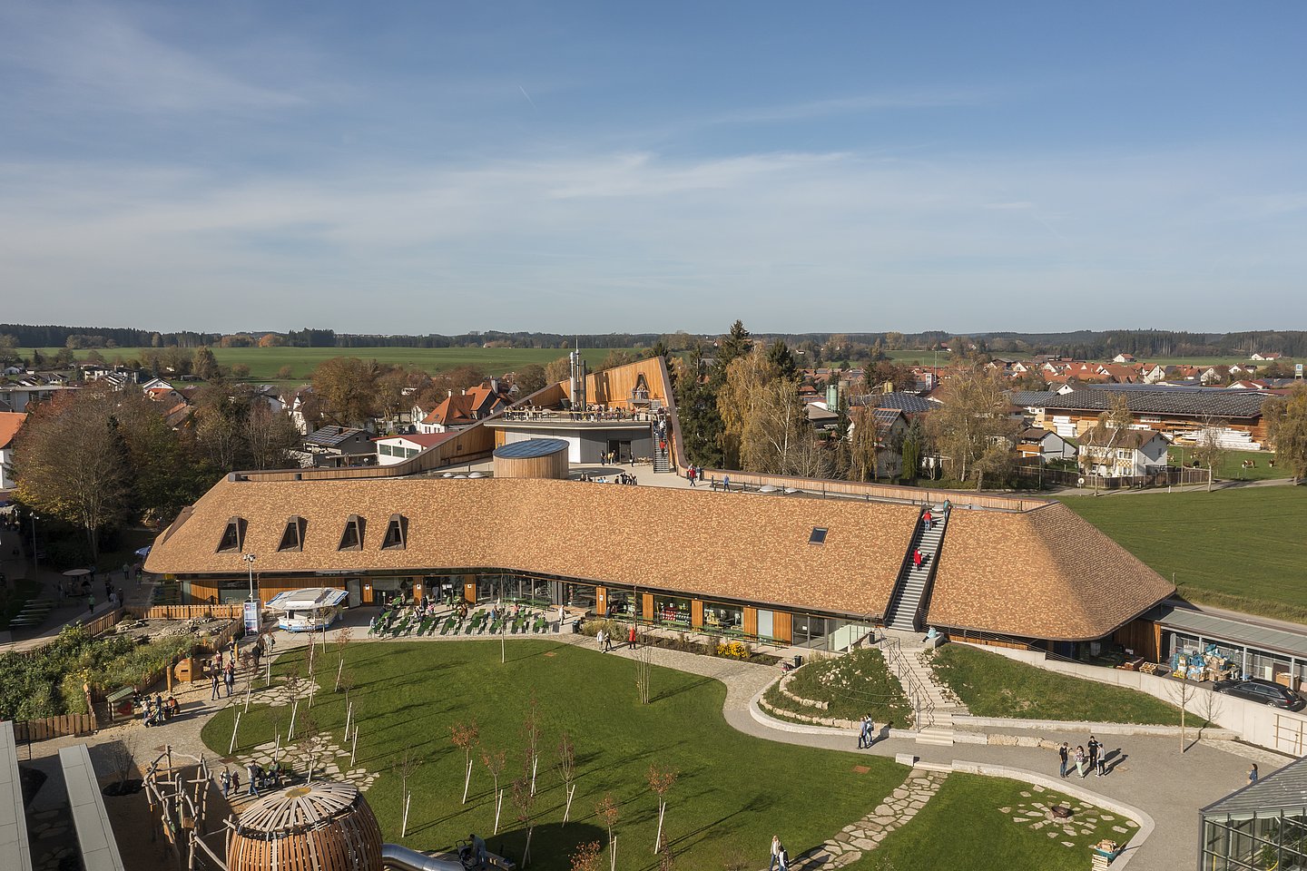 Rapunzel Welt von oben, großes Gebäude mit Dachterrasse und Wiese mit Bäumen davor