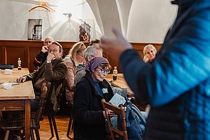 Besucher auf dem 2. Allgäuer KulturPlausch hören einem Redner zu