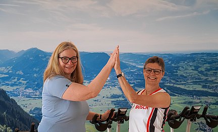 Die Personalleiterinnen Astrid Sailer und Silvia Hein von der Robert Bosch GmbH  schlagen ein