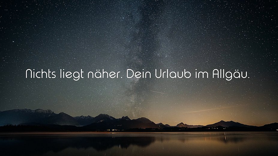 Sternenhimmel über dem Hopfensee mit Schriftzug "Nichts liegt näher. Dein Urlaub im Allgäu." Sternenhimmel über dem Hopfensee mit Schriftzug "Nichts liegt näher. Dein Urlaub im Allgäu."