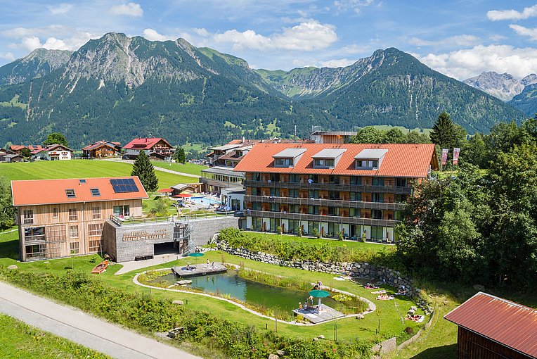 Außenansicht Hotel Oberstdorf vor Bergpanorama im Allgäu