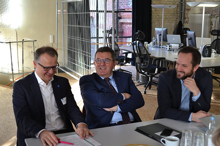 von links nach rechts: Klaus Fischer (Geschäftsführer Allgäu GmbH), Wirtschaftsstaatssekretär Franz Josef Pschierer, Christian Dosch (Allgäu Digital)