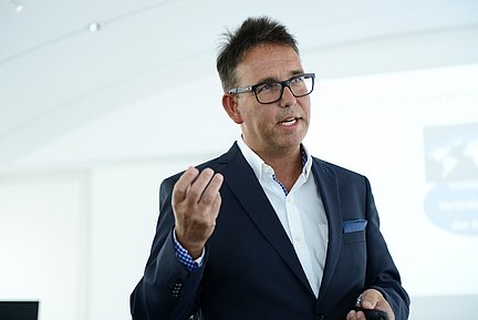 Porträt von Volker Nürnberg während dem Sprechen