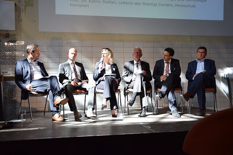 Beschreibung von links: Christian Dosch, Projektleitung Allgäu Digital; Thomas Kiechle, Oberbürgermeister, Stadt Kempten; Prof. Dr. Katrin Stefan, Leiterin des StartUp Centers, Hochschule Kempten; Thomas Kreuzer MdL, Vorsitzender der CSU-Fraktion im Bayrischen Landtag; Stefan Hohm, Corporate Director, DACHSER Group SE &amp; Co. KG und Franz Josef Pschierer MdL, Staatssekretär, Bayrisches Staatsministerium für Wirtschaft und Medien, Energie und Technologie