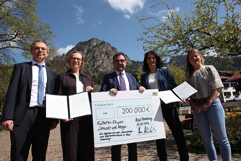 Dr. Markus Koch, Chefarzt an der Hochgebirgsklinik „Alpenklinik Santa Maria“, Dr. Sabine Rödel, 1. Bürgermeisterin von Bad Hindelang, Klaus Holetschek, Bayerischer Gesundheitsminister, Prof. Dr. Claudia Traidl-Hoffmann, Professorin für Umweltmedizin an der Medizinischen Fakultät der Universität Augsburg sowie Doktorandin Caroline Böck, Lehrstuhl für Umweltmedizin, Universität Augsburg. Foto: Martin Kluger / context verlag Augsburg