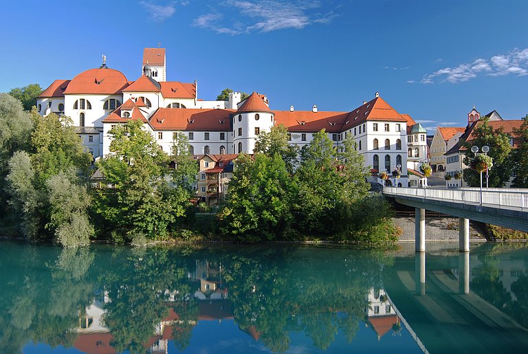 Blick vom Lechufer auf die historische Altstadt Füssen und das Kloster St. Mang