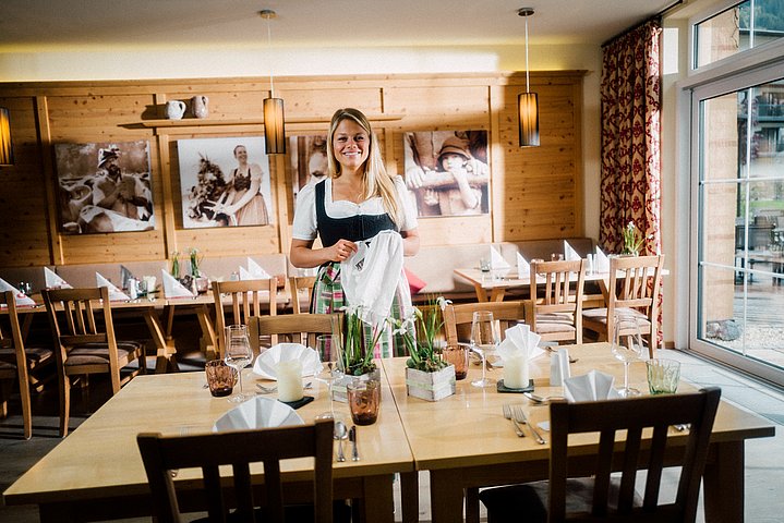 Servicekraft im Restaurant im Panoramahotel Oberjoch