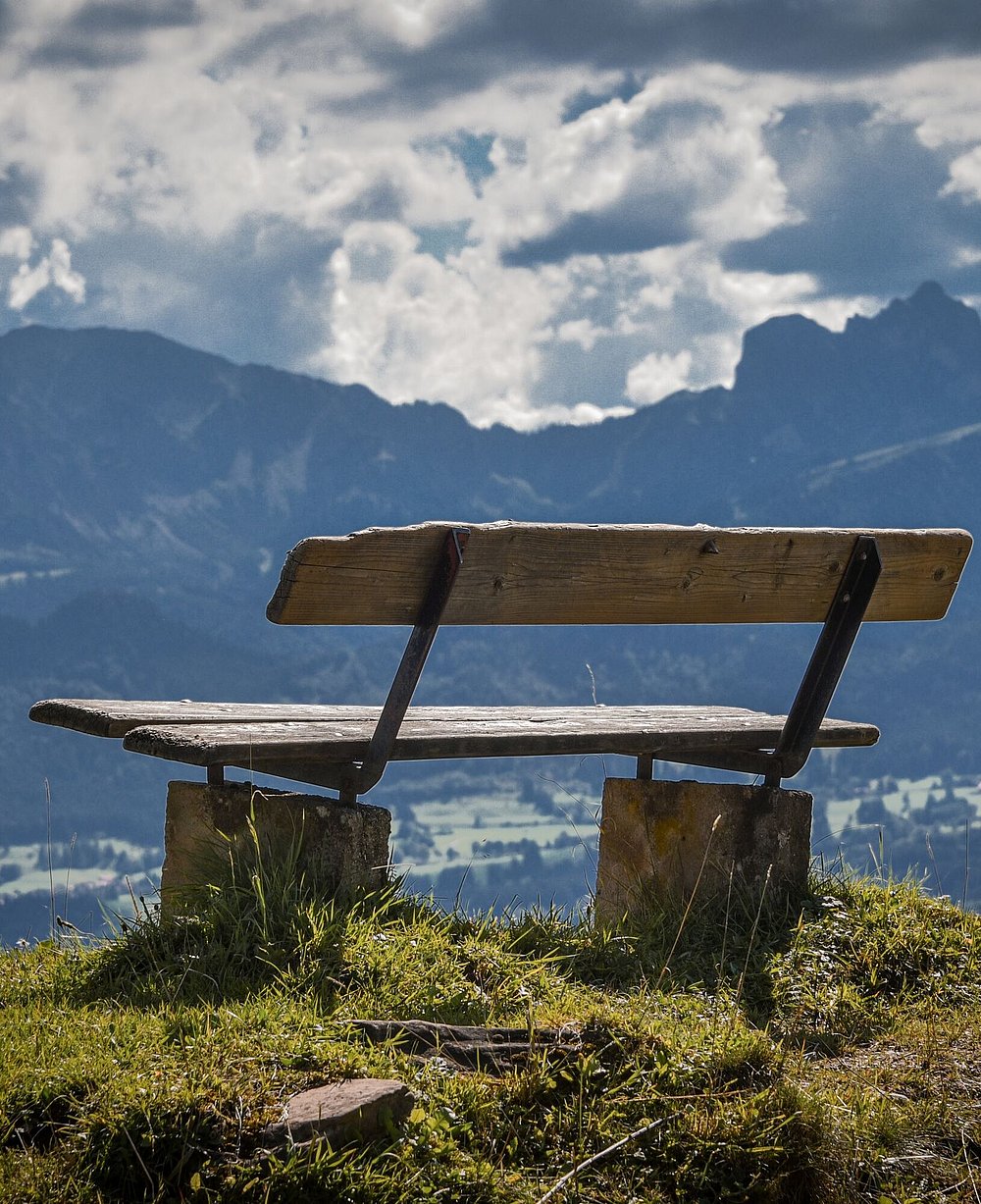 Aussichtsbank am Beichelstein mit Bergblick