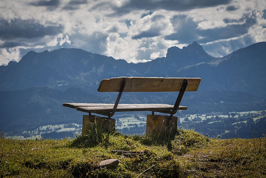 Aussichtsbank am Beichelstein mit Bergblick