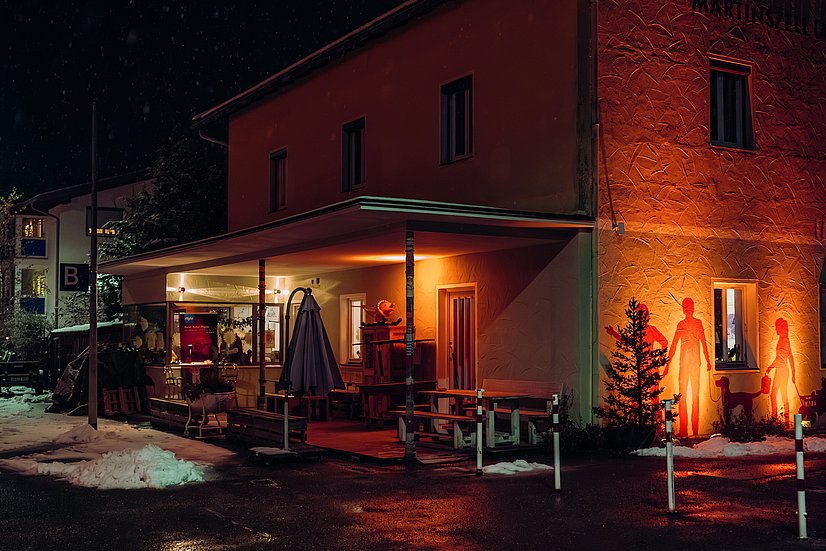 Kulturbahnhof Martinszell von außen beleuchtet