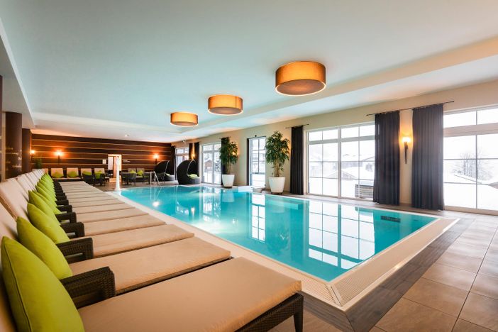 innenpool-wellnesshotel-bayern