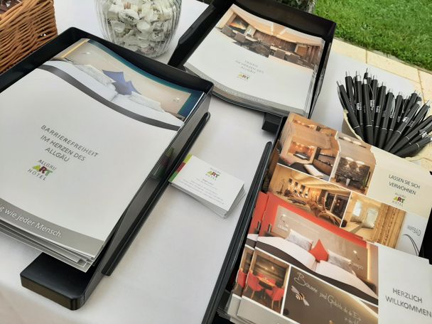Tisch mit Broschüren