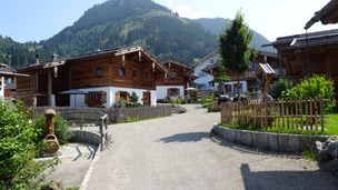 Filmlocation Chalets Burgberg, Blick von Straße