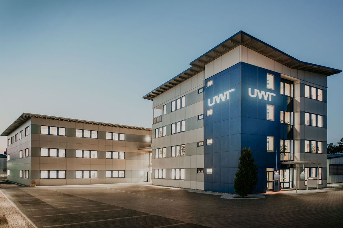 UWT Gebäude mit Logo