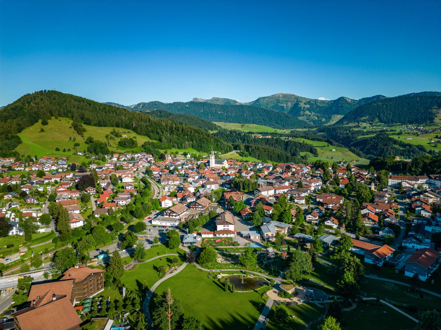 1_Ortsansicht Oberstaufen_(c) Oberstaufen Tourismus - Leo Schindzielorz