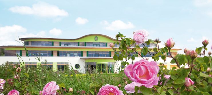 PRIMAVERA_Firmengebeauede_Rosen