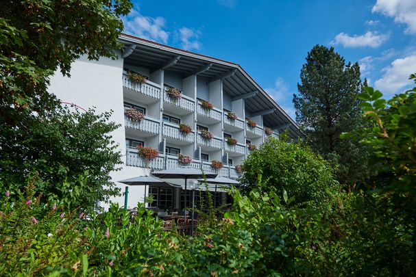 Die Hotelterrasse liegt geschützt und gemütlich direkt am Hotel und gleichzeitig mitten im grün.