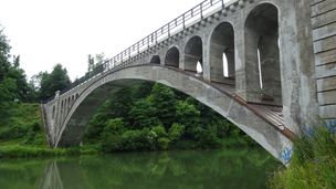 Filmlocation Eisenbahnbrücke Illerbeuren, Blick vom Ufer
