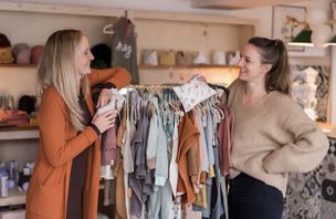Janine und Nina in ihrem hej lille Ladengeschäft