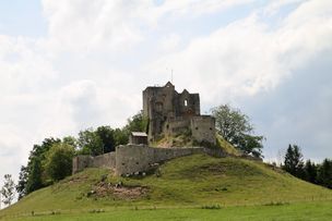 Filmlocation Burg Sulzberg auf Hügel