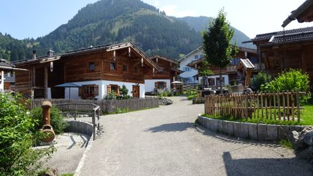 Filmlocation Chalets Burgberg, Blick von Straße
