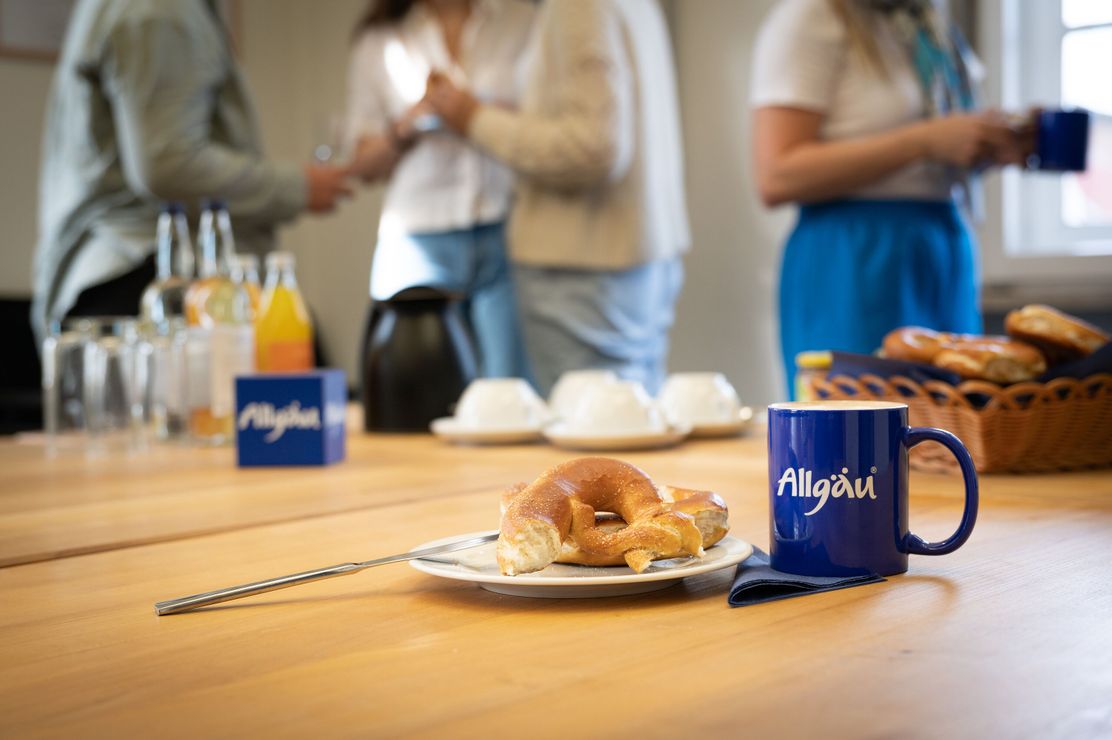 Web_Version-Allgäu Marke Tasse mit Brezel @ Allgäu GmbH
