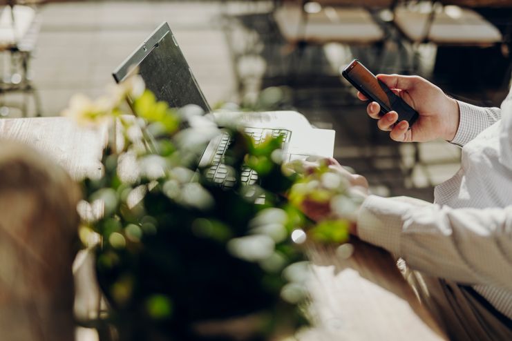 Aufnahme Laptop und Handy Hubertus Mountain Refugio Allgäu
